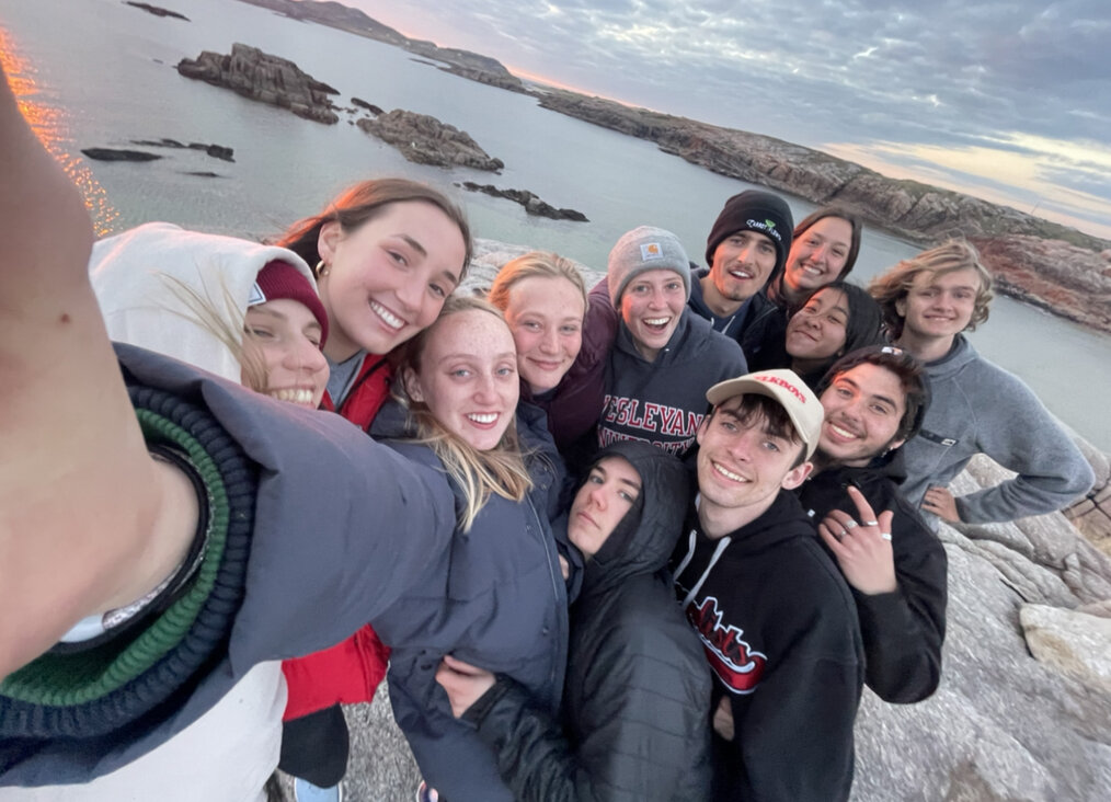 A large group of volunteers pose for a selfie.